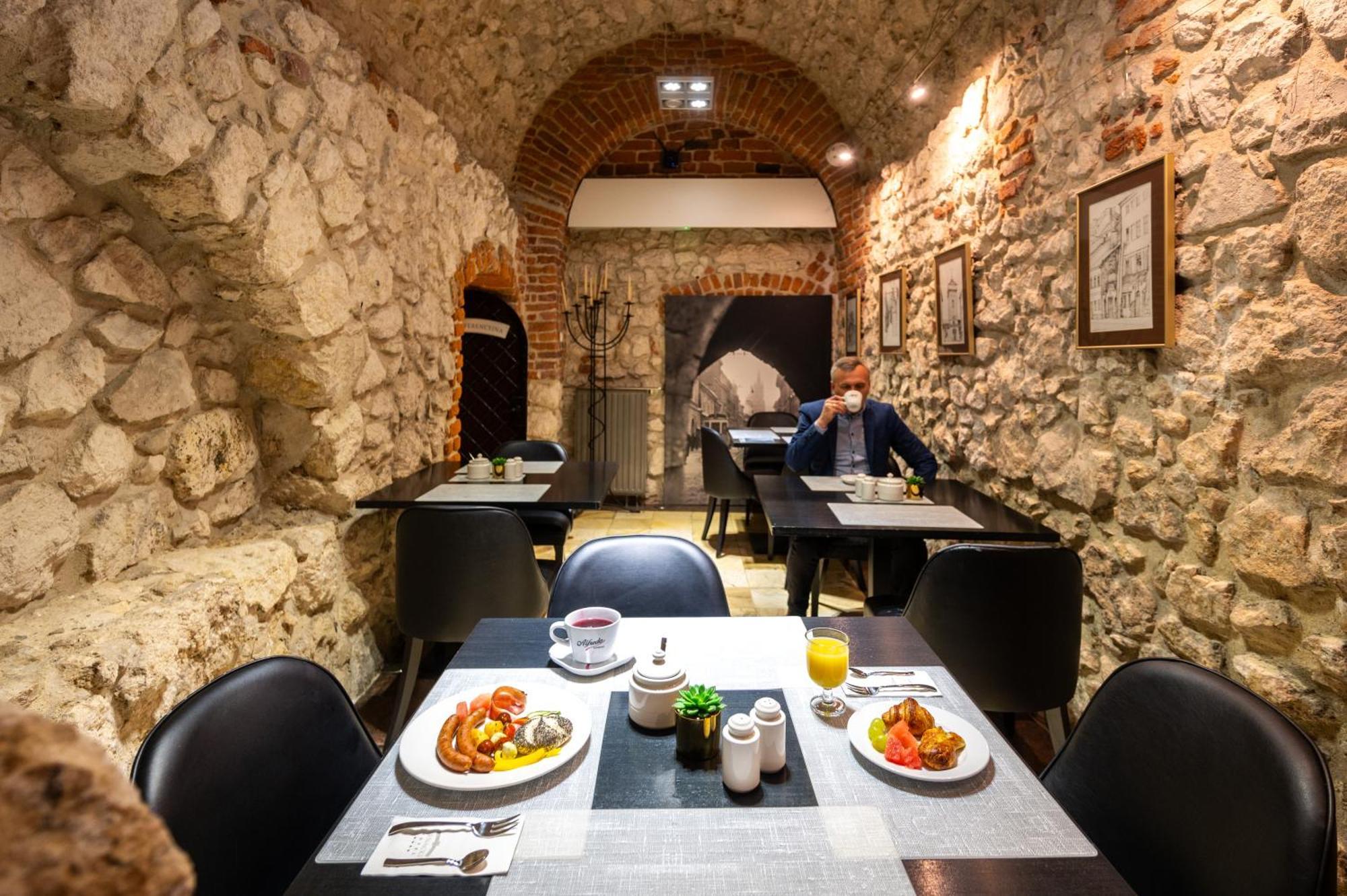 Hotel Senacki Krasków Eksteriør bilde